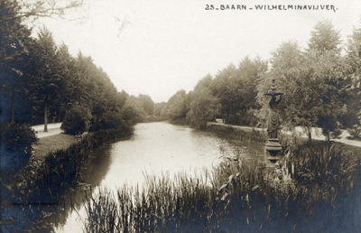 7852 Gezicht op de vijver in het Wilhelminapark te Baarn uit het oosten.